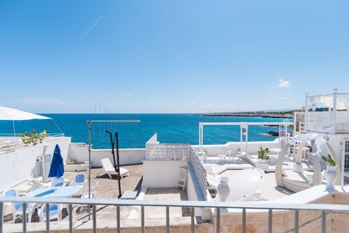 Casa Conchiglia: Authentic Seafront Apartment
