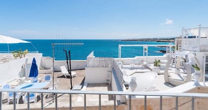 Casa Conchiglia: Authentic Seafront Apartment