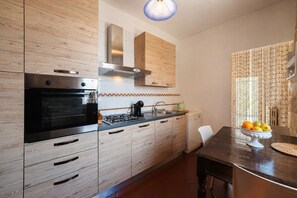 Coffee/tea maker, fridge, oven, stovetop - Casa Conchiglia: Authentic Seafront Apartment (Monopoli)
