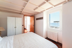 2 bedrooms, iron/ironing board, travel crib, WiFi (free) - Casa Conchiglia: Authentic Seafront Apartment (Monopoli)