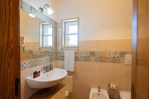 Shower, hair dryer, towels - Casa Conchiglia: Authentic Seafront Apartment (Monopoli)