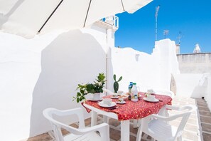 Outdoor dining - Casa Conchiglia: Authentic Seafront Apartment (Monopoli)