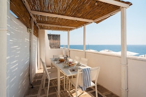 Outdoor dining - Casa Conchiglia: Authentic Seafront Apartment (Monopoli)