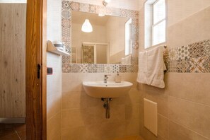 Shower, hair dryer, towels, shampoo - Casa Conchiglia: Authentic Seafront Apartment (Monopoli)