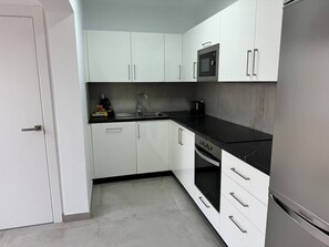 Kjøleskap, mikrobølgeovn, ovn og kaffetrakter/tekoker