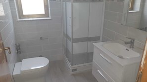 Dusche, Haartrockner, Bidet, Handtücher