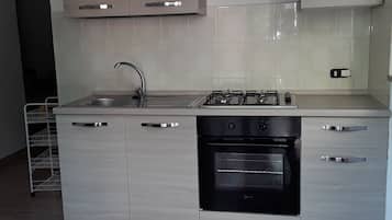 Frigorífic, forn, placa de cuina i cafetera i tetera