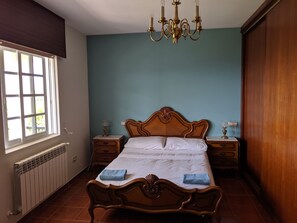 5 多间卧室、办公桌、熨斗/熨衣板、旅行婴儿床