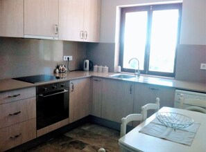 Frigorifero, microonde, forno, piano cottura
