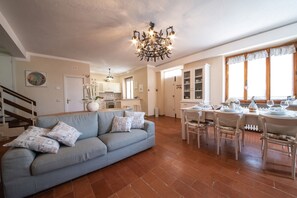 TV, fireplace, books, stereo