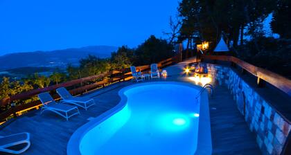 VillaSubasioRelax, panoramic villa with swimming pool, natural park, Spello, Assisi