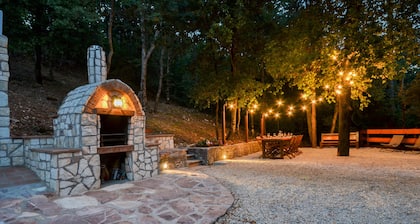 VillaSubasioRelax, panoramic villa with swimming pool, natural park, Spello, Assisi