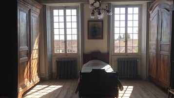 8 slaapkamers, een strijkplank/strijkijzer, wifi, beddengoed