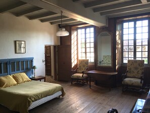 8 quartos, ferros/tábuas de passar roupa, Wi-Fi, roupa de cama