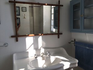 Duschwanne, Haartrockner, Handtücher, Toilettenpapier