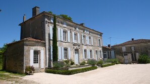 La maison avec sa terrasse.