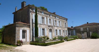 Holiday rental house with farmyard and garden near Cognac.