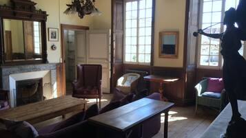 Een televisie, een dvd-speler, een tafeltennistafel en boeken