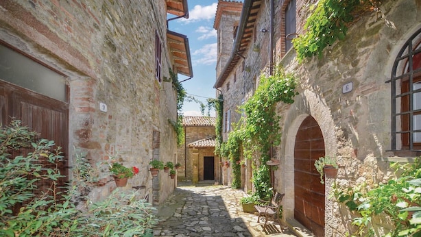 A narrow cobblestone alley between old stone buildings with arched doorways and potted plants. - Amazing home in Piegaro PG (Piegaro PG)