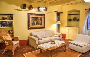 Téléviseur, foyer, table de baby-foot, table de ping-pong