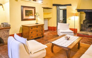 Téléviseur, foyer, table de baby-foot, table de ping-pong