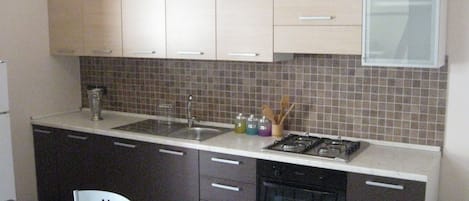 KĂŒhlschrank, Ofen, Herdplatte, GeschirrspĂŒler