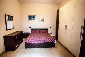 2 bedrooms, iron/ironing board, internet