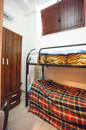2 bedrooms, iron/ironing board, internet