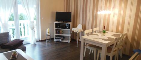 TV connectée, livres, chaîne hi-fi
