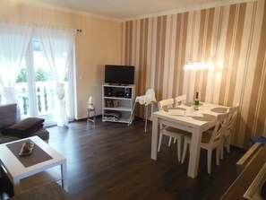 Smart TV, books, stereo