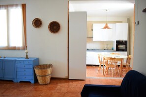 Smart TV, books - Casa Bedda Between CT & SR (Villaggio San Leonardo)