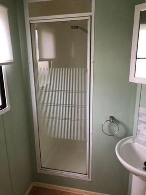 Regadera, secadora de cabello, papel de baño