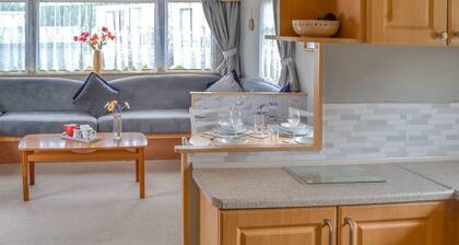 Norfolk Poppy Caravan - Sleeps 4 with Free WiFi and SKY TV.