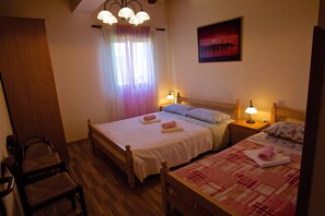 2 chambres, coffres-forts dans les chambres, fer et planche à repasser