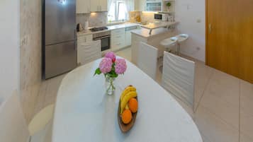 Fridge, stovetop, dishwasher, coffee/tea maker