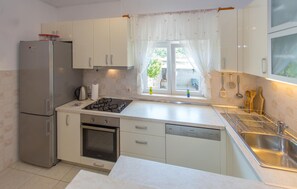 Kühlschrank, Mikrowelle, Herdplatte, Geschirrspüler