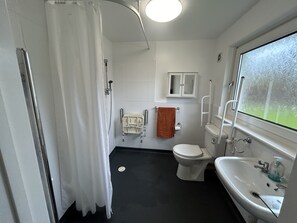 Bathtub, hair dryer, towels, soap - Family friendly bungalow near the sea (Illogan)