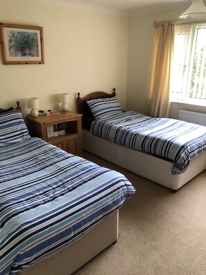 2 bedrooms, desk, iron/ironing board, free WiFi - Family friendly bungalow near the sea (Illogan)