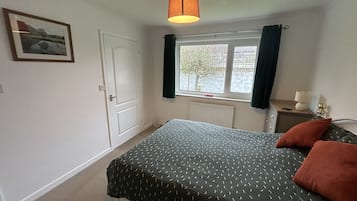 2 Schlafzimmer, Schreibtisch, Bügeleisen/Bügelbrett, kostenloses WLAN