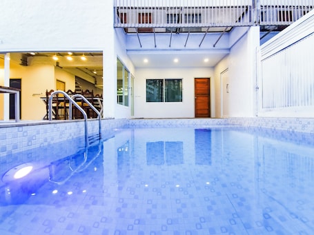 Design House | 5 bedrooms, desk, laptop workspace, blackout drapes