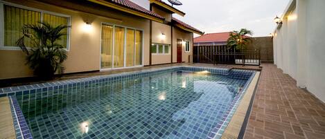 尊尚別墅 | 客廳 | 43 吋智能電視連有線電視頻道