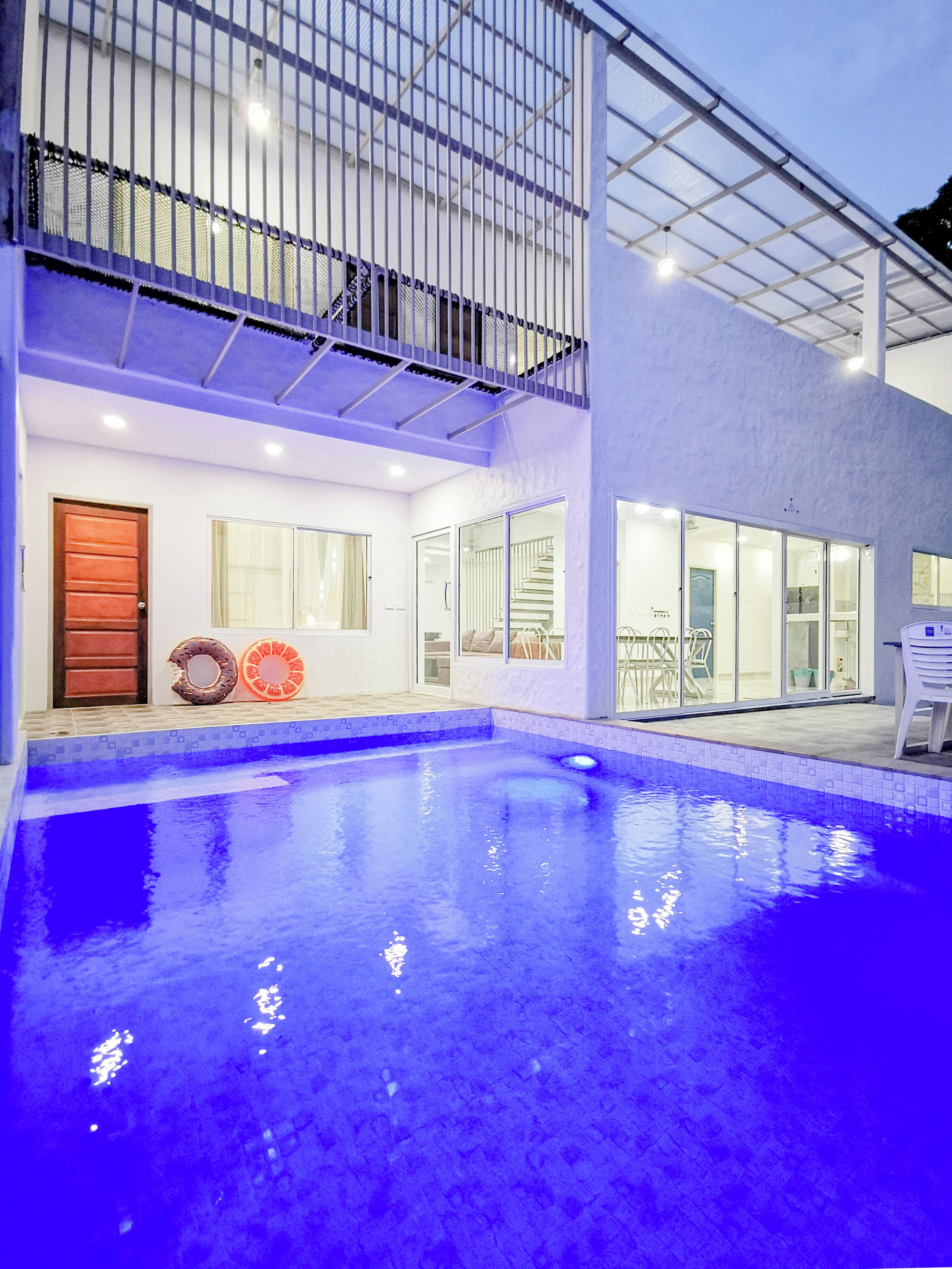 Twin A | 5 bedrooms, desk, laptop workspace, blackout drapes