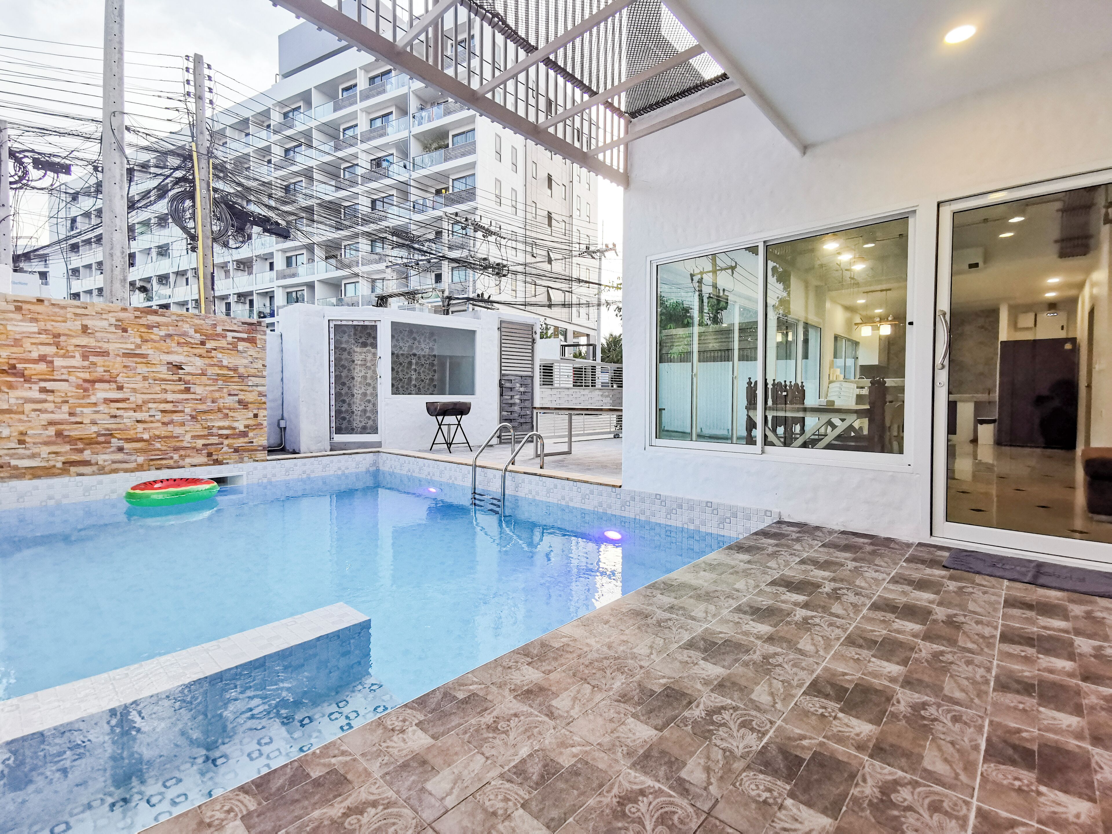 Un área de piscina exterior moderna con vistas claras de los edificios circundantes.