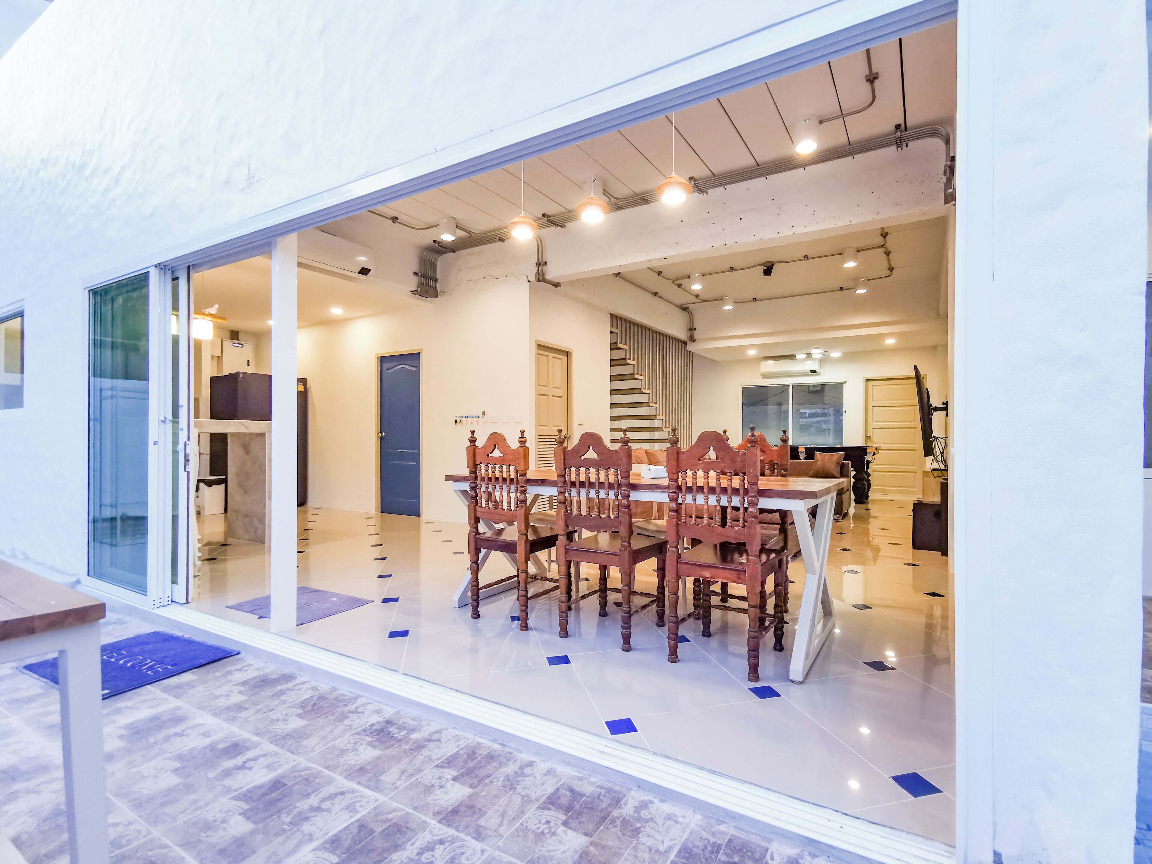 Twin B | 5 bedrooms, desk, laptop workspace, blackout curtains