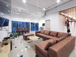 Design House | 5 bedrooms, desk, laptop workspace, blackout drapes - Thepprasit Cosy (Pattaya)