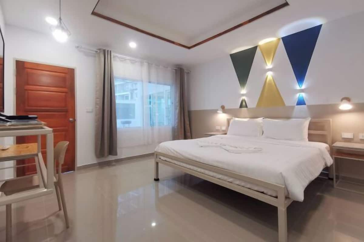 5 kamar tidur, meja kerja, dan ruang kerja ramah laptop