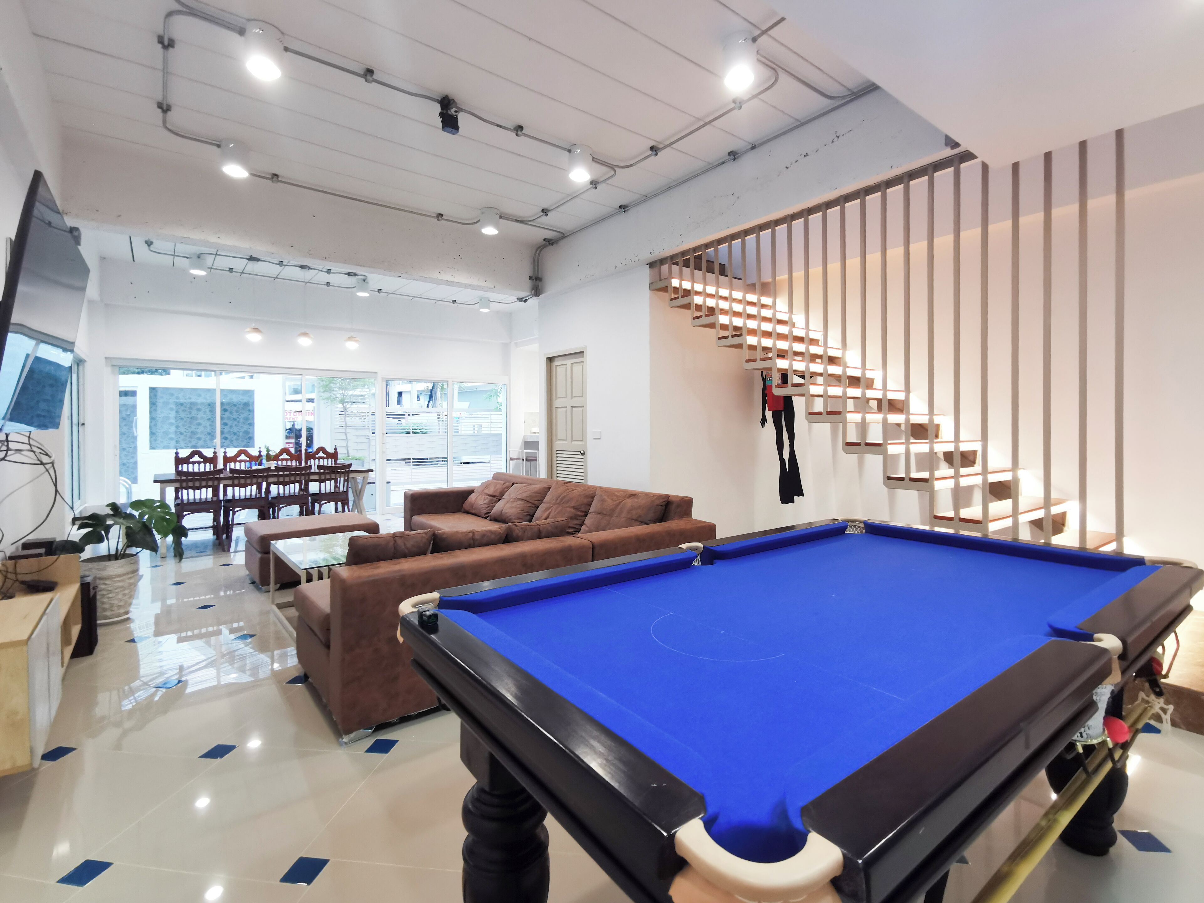 Twin B | 5 bedrooms, desk, laptop workspace, blackout curtains