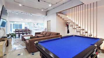 Twin B | 5 bedrooms, desk, laptop workspace, blackout curtains