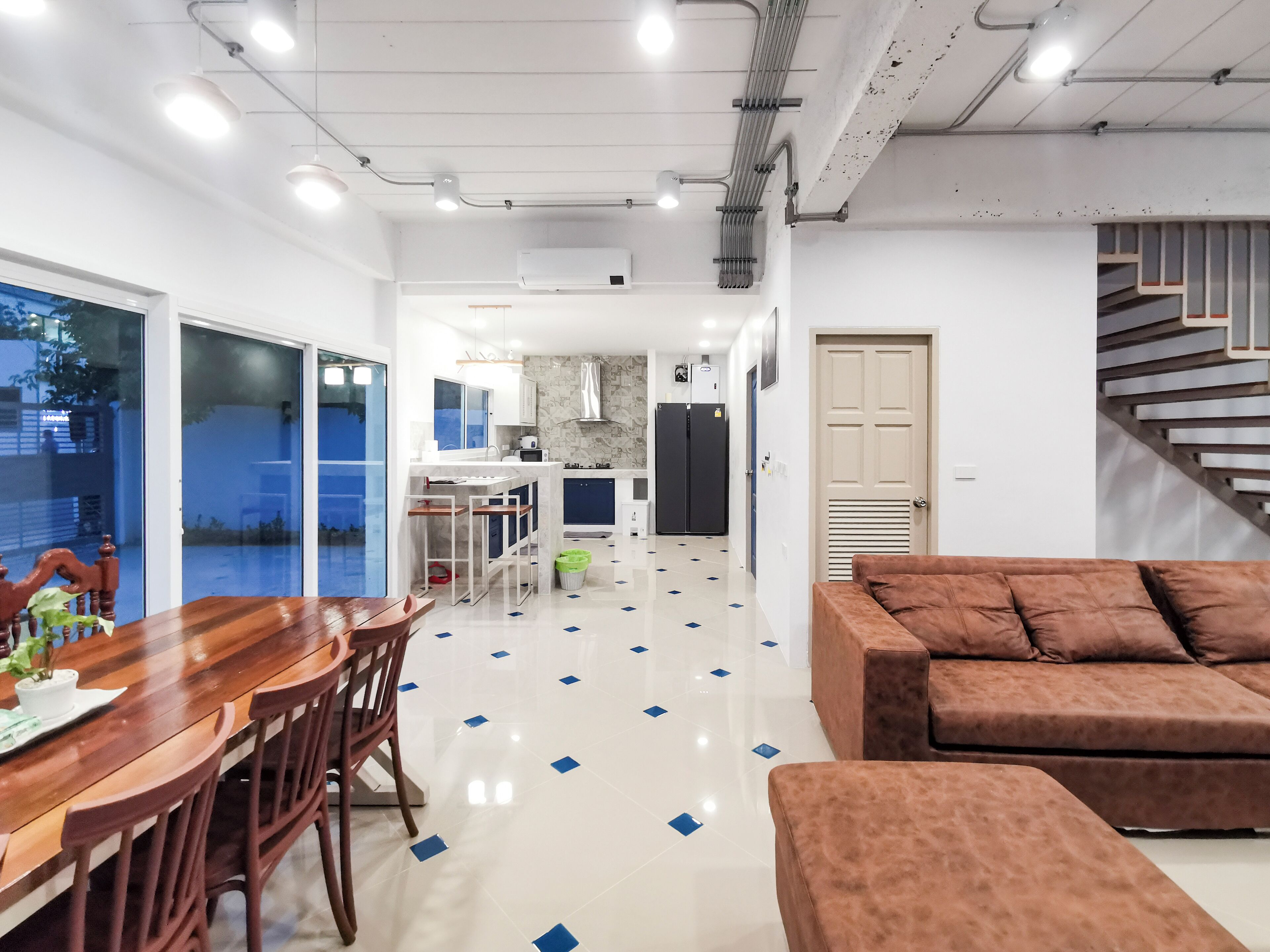 Twin B | 5 bedrooms, desk, laptop workspace, blackout drapes