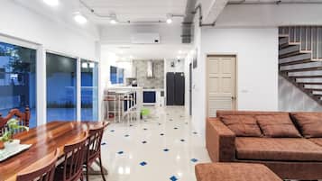 Twin B | 5 bedrooms, desk, laptop workspace, blackout drapes